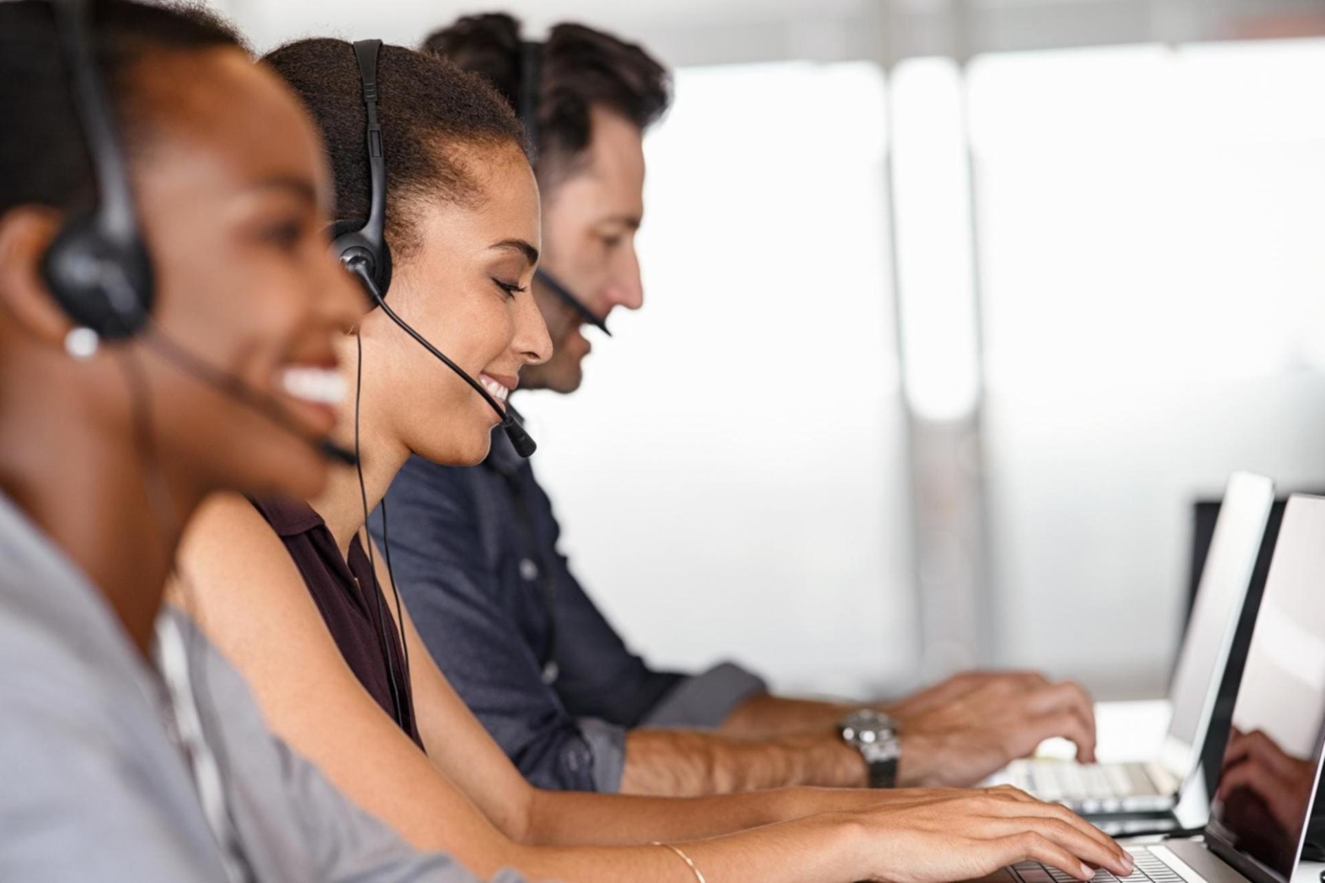 Nahaufnahme von Notizen und Reflexionsübungen auf einem Schreibtisch