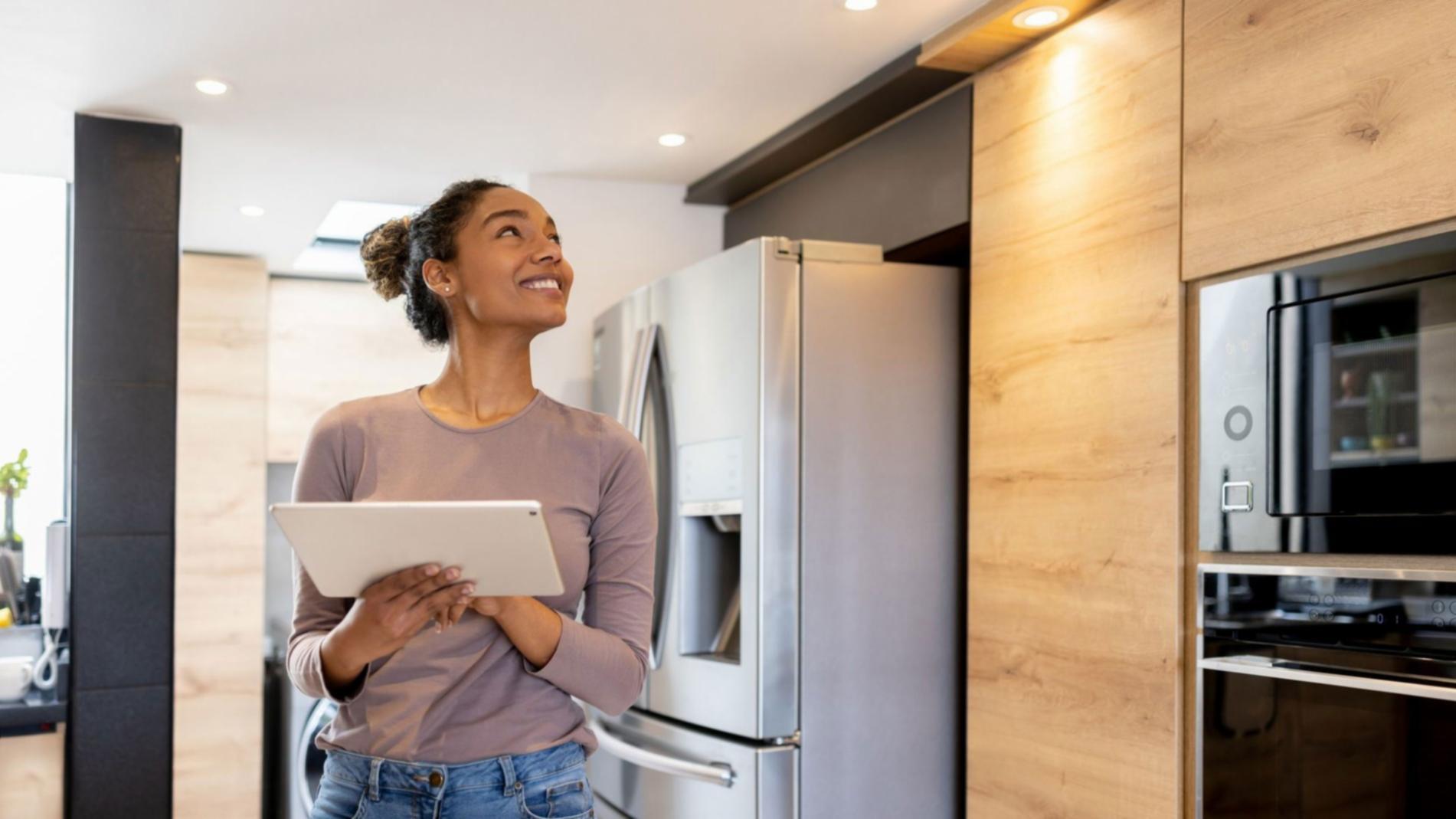 Person beim Nachdenken über neue Perspektiven und Möglichkeiten