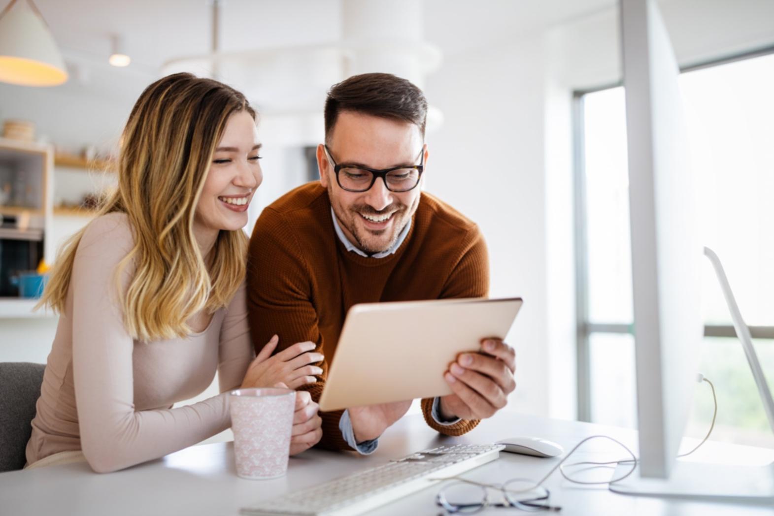 Menschen bei einer gemeinsamen Reflexionsübung in entspannter Atmosphäre