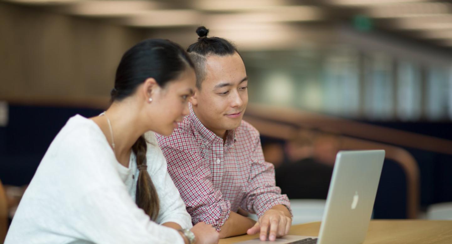Teilnehmer während einer Selbstreflexionsübung in ruhiger Umgebung