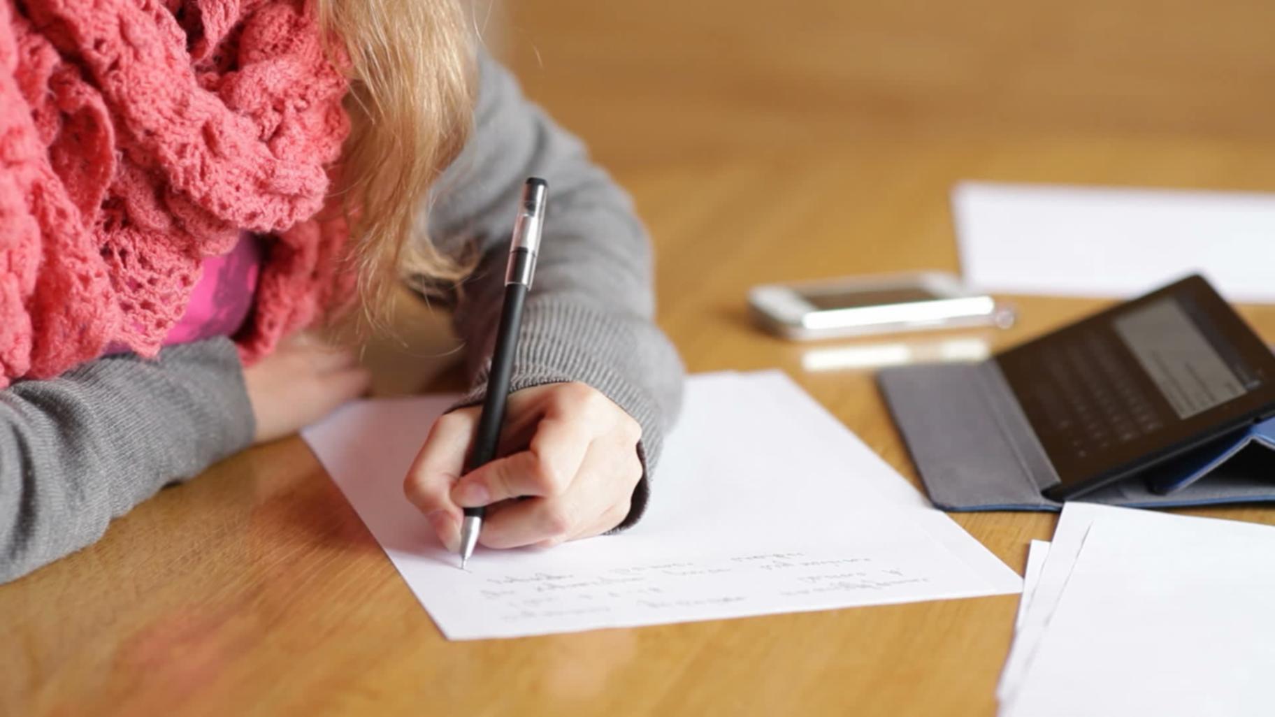 Menschen in einer unterstützenden Lernumgebung beim gemeinsamen Reflektieren