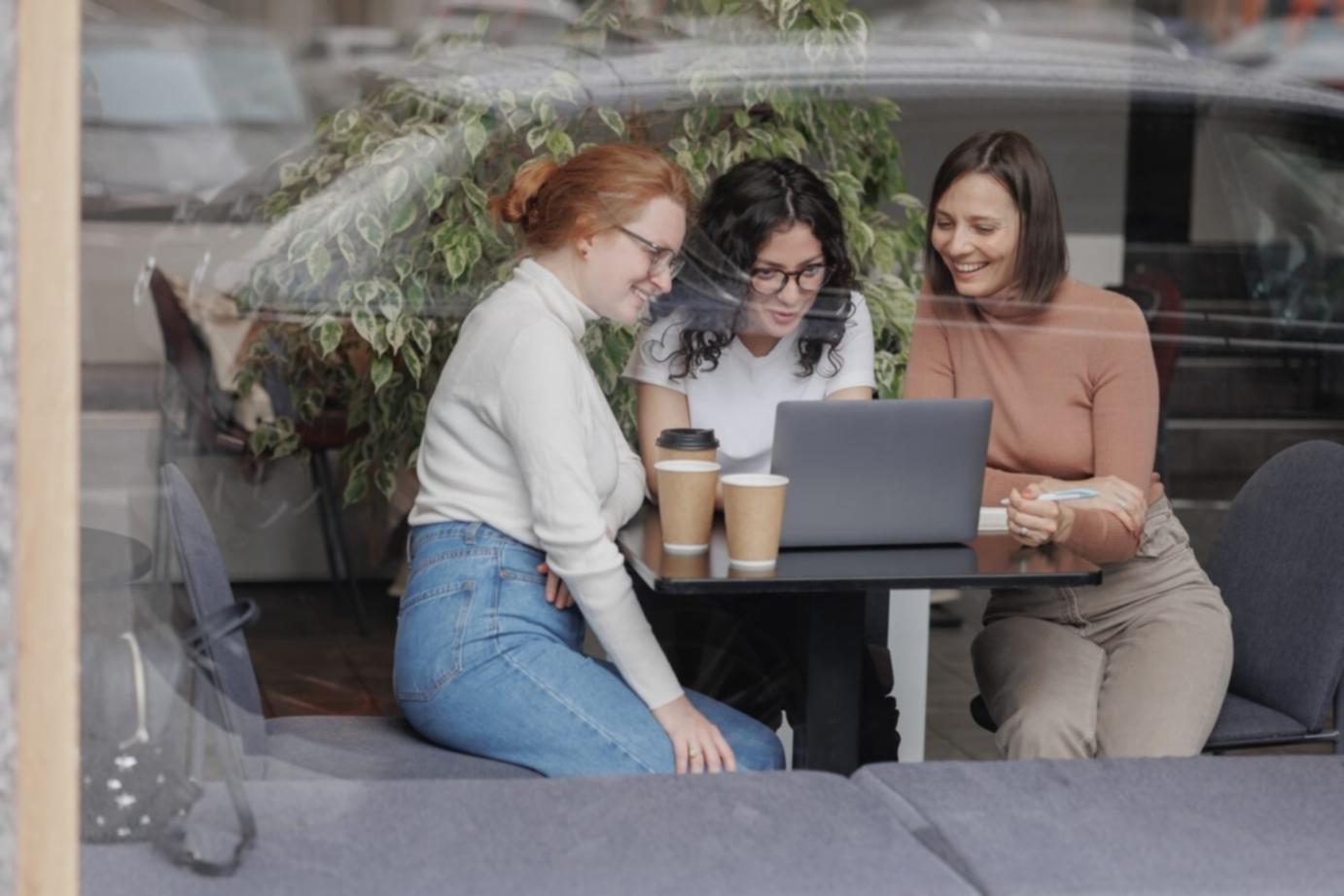 Moderne Workshopumgebung mit interaktiven Elementen